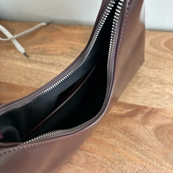 Elegant Brown Leather Handbag - Picture 4 of 5